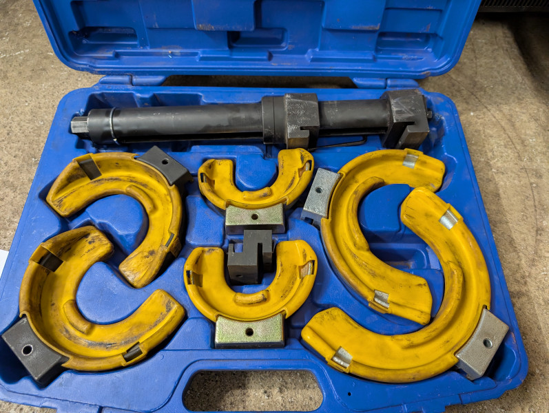 Werkzeugkoffer Federspanner seitlich Fahrwerk Feder